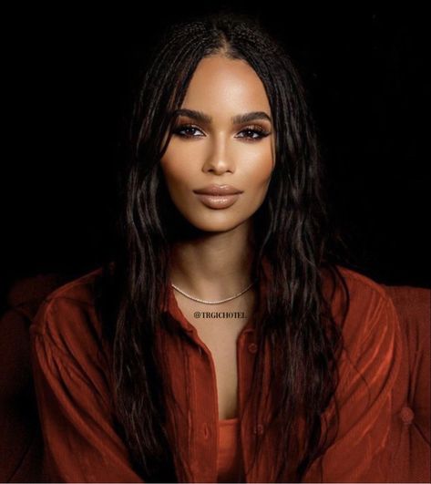 Box Braids Wedding, Zoe Kravitz Makeup, Zoe Kravitz Eye Makeup, Catwoman Zoe Kravitz Makeup, Zoe Kravitz Hairstyles Braids, Lisa Bonet Hair Braids, Charlotte Tilbury Makeup Looks, Zoe Kravitz Blonde Braids, Zoe Kravitz Cheekbones