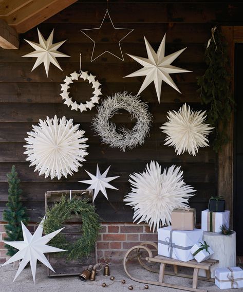 White Winter Wreath, Diy Outdoor Christmas Decorations, Sustainable Christmas Decorations, Snowflake Images, Alternative Christmas Tree, Hallway Wall, Christmas Decorations Diy Outdoor, Jolly Holiday, Star Diy