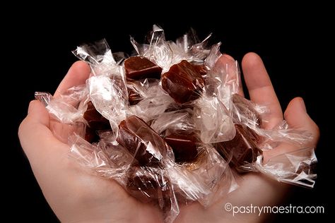 How to Make Soft Caramels, Pastry Maestra Christmas Sweet Recipes, Soft Caramels, Soft Caramel, Christmas Sweets, Edible Gifts, Super Yummy, Candy Recipes, Video Tutorial, The Recipe