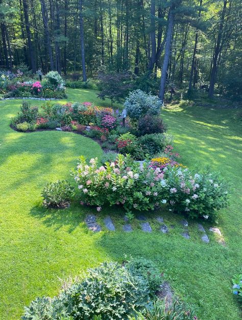 Before and After in Shelley’s Garden - FineGardening Sloping Garden, Front Lawn Landscaping, Sloped Yard, Small Yards, Front Yard Garden Design, Fall Garden Vegetables, Garden Vegetables, Sloped Garden, Recycled Garden