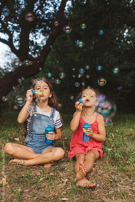 Sibling Photography Poses, Sister Photography, Bubble Wand, Sibling Photography, Sisters Photoshoot, Sister Photos, Best Friend Photoshoot, Bff Photoshoot, Summer Photoshoot