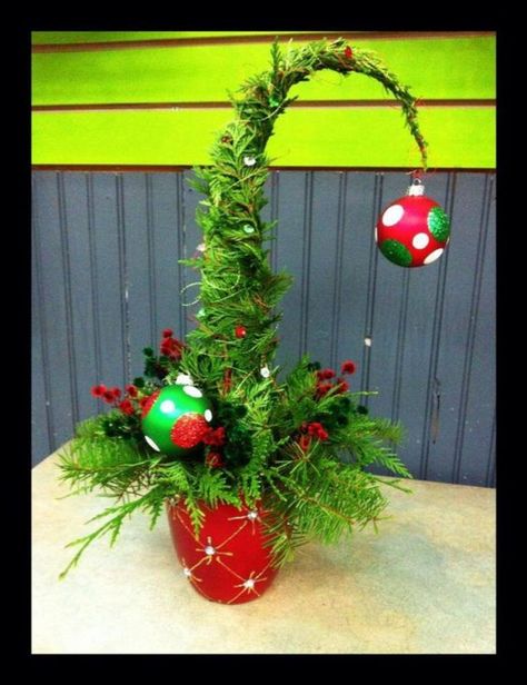 Grinch Centerpiece, Whoville Tree, Grinchmas Party, Diy Grinch, Grinch Decor, Grinch Tree, Grinch Crafts, Bloom Box, Grinch Trees