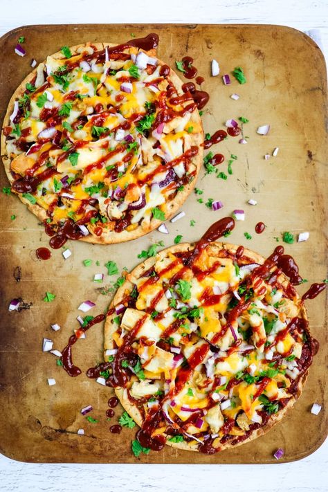 BBQ Chicken Flatbread Pizza - Just 5 easy ingredients! Smoked Chicken Flatbread, Barbecue Chicken Flatbread Pizza, Bbq Flatbread Pizza, Barbecue Chicken Flatbread, Bbq Chicken Flatbread Pizza, Easy Barbecue Chicken, Healthy Flatbread Pizza, Bbq Flatbread, Chicken Flatbread Recipes