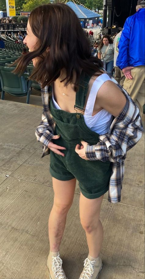 flannels and overalls as far as the eye can see 💚 Noah Kahan Concert Outfit Winter, Noah Kahn’s Concert Outfit, Overalls With Flannel, Wallows Concert Outfit, Noah Kahan Concert Outfit, Noah Khan, Growing Sideways, Concert Outfit Jeans, Noah Kahan Concert