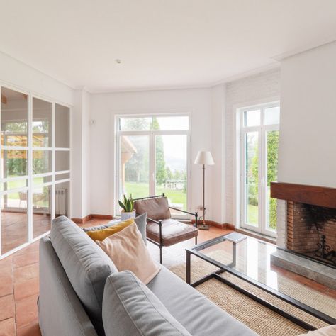 75 Beautiful Living Room with Terra-cotta Floors Ideas & Designs - June 2024 | Houzz AU Terracota Floors Living Room, Terracota Floor Living Rooms, Sofa Terracota, Light Gray Sofa, Terra Cotta Floors, Terracotta Living Room, Floors Ideas, Light Gray Sofas, Gray Sofa