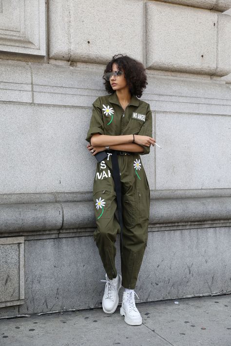 Street style - discovered by SHEISREBEL.COM #streetstyle #chic #sheisrebel #fashion #style Dickies Jumpsuit Women, Look 2023, Techwear Women, Street Style Spring, New York Fashion Week Street Style, Balloon Pants, New York Spring, The Best Street Style, Street Style Summer