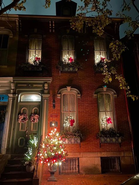 Victorian Homes Christmas, Victorian House Christmas, Victorian Christmas Aesthetic, Christmas Dreaming, Cosy Christmas, Warm Christmas, Christmas Feeling, Christmas Inspo, Last Christmas