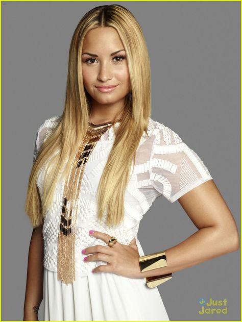 demi lovato x factor team 02 Demi Lovato Blonde Hair, Demi Lovato X Factor, Demi Lovato Style, Types Of Hair Color, X Factor, Demi Lovato, Celebrity Pictures, Celebrity Gossip, Favorite Celebrities