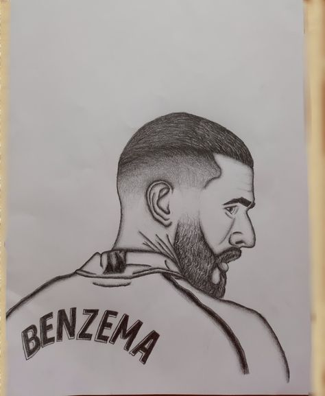 Football Pencil Drawings, Footballer Sketch, Benzema Drawing, Football Drawing Sketches, Football Players Drawing, Football Art Drawing, Ronaldo Drawing, Football Drawings, Football Player Drawing