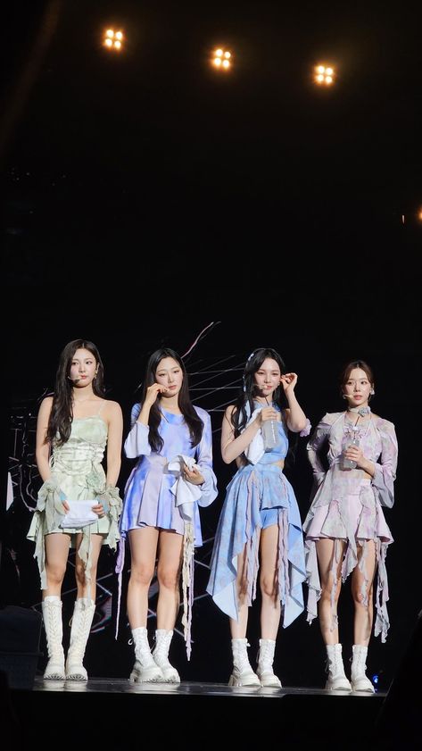 Airport Fashion Kpop, Aespa Kpop, Giselle Winter, Winter Ningning, Karina Giselle, Korean Picture, Preformance Outfits, Dream Concert, Who Runs The World