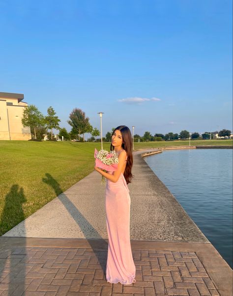 15th Birthday Outfit Ideas, Cute Long Dress, Celebration Outfit, Senior Photoshoot Poses, Dress Outfits Party, Summer Picture Poses, Pink Lifestyle, Classy Prom Dresses, Bollywood Outfits