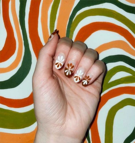 60s Nails Art, Mod Nail Art, Funky Flower Nails, Nails 70s Style, 1970s Nails, 70s Nail Art, 60s Nail Art, 70’s Nails, Vintage Nails Aesthetic