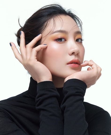 수현 • Claudia Kim Shampine on Instagram: “SUQQU 2020 AW color collection ✨ pretty fall tones with a glass shimmer effect    @suqqu_official #limitededition #powderblushcompact…” Kim Photoshoot, Claudia Kim, Celebrity Film, Fall Tones, Instagram Heart, Soo Hyun, Celebrity Portraits, Kim Soo Hyun, Korean Actress