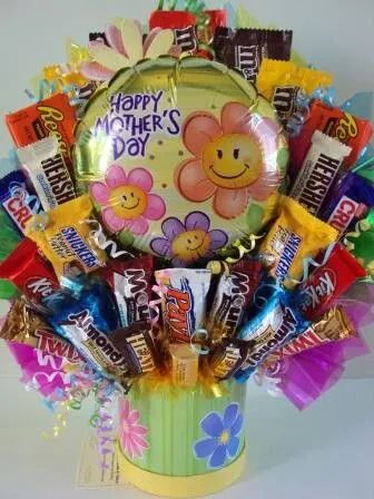 Mothers Day Candy Bouquet Ideas - HubPages Mothers Day Candy Bouquet, Candy Bouquet Ideas, Candy Arrangements, Mothers Day Balloons, Candy Gift Baskets, Candy Bouquet Diy, Edible Bouquets, Candy Boutique, Candy Flowers