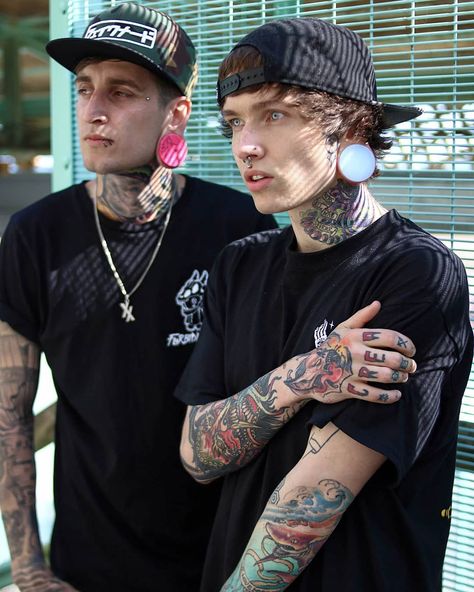 Skater Tattoos, Piercing And Tattoo, Skater Guy, Tatto Boys, Tattoos Hand, Men's Piercings, Alternative Boy, Urban Tribes, Punk Men