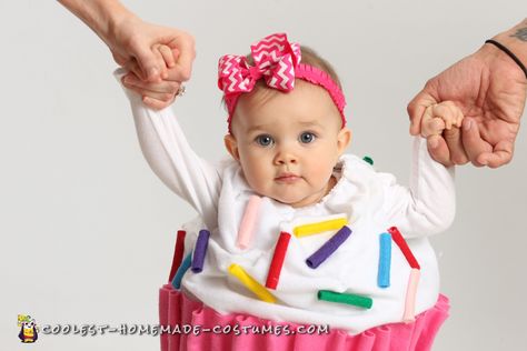 Take a look at this adorable baby cupcake costume for a comfy Halloween costume idea. Get the DIY costume tutorial to create your best homemade costume! Cupcake Costume Baby, Baby Cupcake Costume, Cupcake Halloween Costumes, Cake Costume, Cupcake Costume, Babys 1st Halloween, Baby Kostüm, Baby Cupcake, 1st Halloween