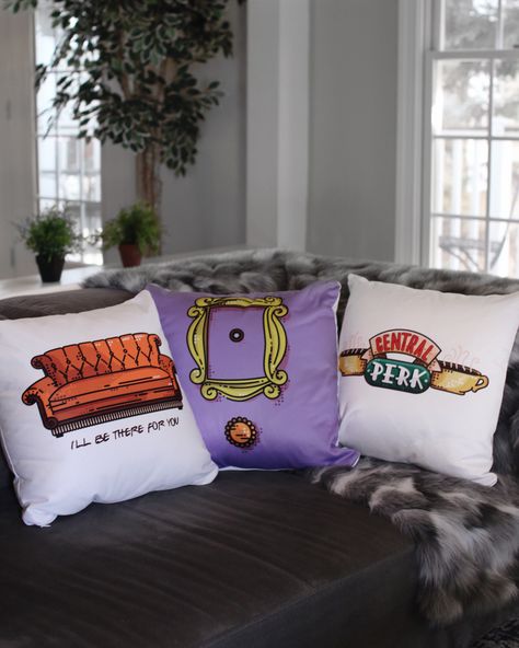 Friends themed pillows Friends Pillow, Friends Merchandise, Ross Geller, Friends Tv Series, Instagram Friends, Friends Moments, Phoebe Buffay, Friends Series, Themed Bedroom