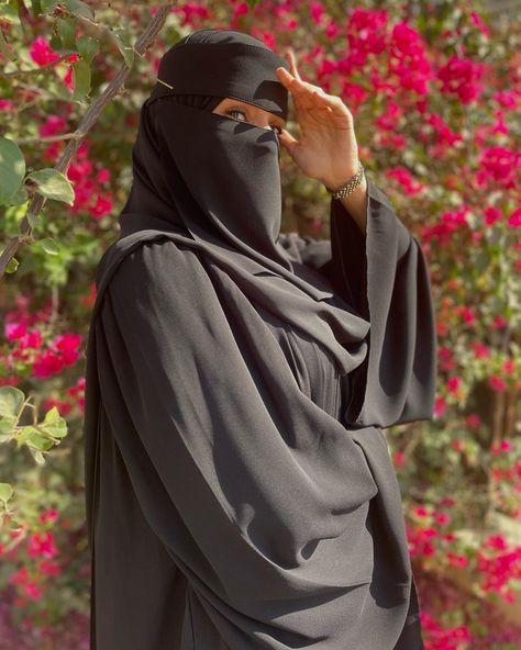 Niqabi#Niqab #Hijab #Islamic #Princess #Queen #Muslimah #Muslim_Girls #Niqabi #Hijabi Niqab Photography, Niqab Aesthetic, Niqab Hijab, Simple Girl Outfits, Niqabi Girl, Muslimah Photography, Muslimah Style, Black Hijab, Dark Beauty Photography