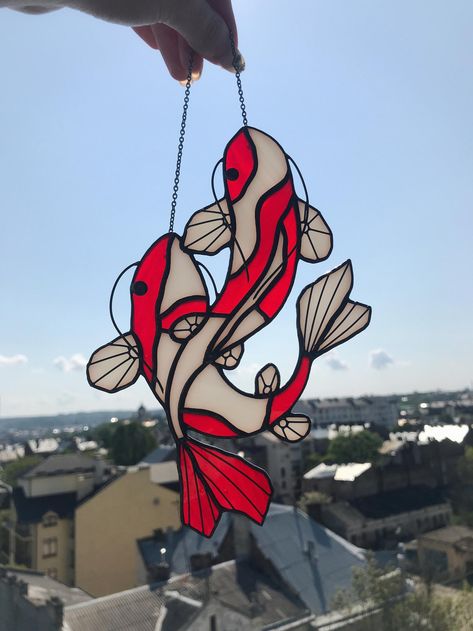 Interesting Fish, Stained Glass Fish, Window Wall Hanging, Diy Stained Glass Window, Tiffany Art, Glass Painting Designs, Carpe Koi, Stained Glass Decor, Stained Glass Diy