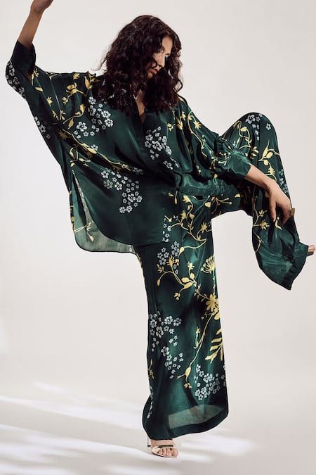 Dramatic Clothes, Modern Kimono, Pajamas All Day, Embroidered Pants, Silk Set, Romper And Jacket, Embroidered Collars, Fashion Catalogue, Fashion App