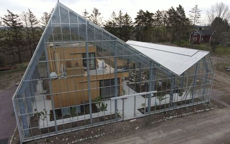 Asymmetrical glass building around house - Drivadan Asymmetrical Roof, Dome Greenhouse, Roof Pitch, Home Greenhouse, Glass Building, Glass Structure, House In Nature, Colorado Homes, Earthship