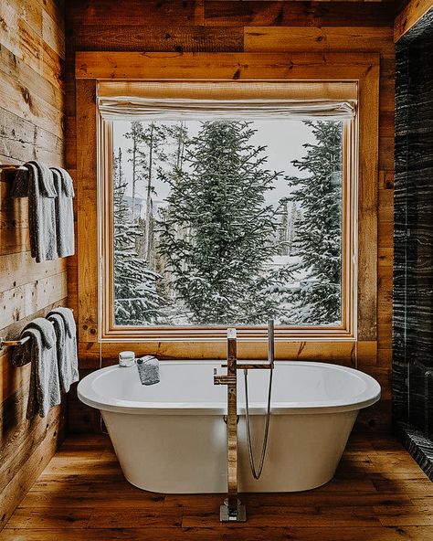 Cabin bathroom aesthetic Cabin Bathroom, Cabin Bathrooms, Cabin Living, Log Cabin Homes, Cabin Design, Cabin Life, Mountain Cabin, Mountain House, Bath Tub