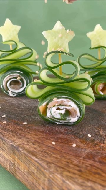 Sushi Christmas, Cream Cheese Cucumber, Salmon And Avocado, Cucumber Sushi, Decorações Com Comidas, Amazing Food Decoration, Party Food Buffet, Catering Ideas Food, Amazing Food Art