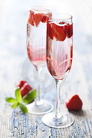 Champagne and Strawberry Cocktail: Strawberries, vanilla sugar, balsamic vinegar, and champagne. Perfect for a party; just let the strawberries sit with some vanilla sugar for a few minutes then mash up the strawberries with a splash of vinegar. Strain through a sieve and fill a champagne glass part way then top with champagne, mix and it’s ready. Strawberry Champagne Cocktail, Cheap Champagne, Wedding Brunch Reception, Rose Strawberry, Wine Cocktail Recipes, Champagne Martini, Strawberry Cocktails, Raspberry Leaf, Brunch Drinks