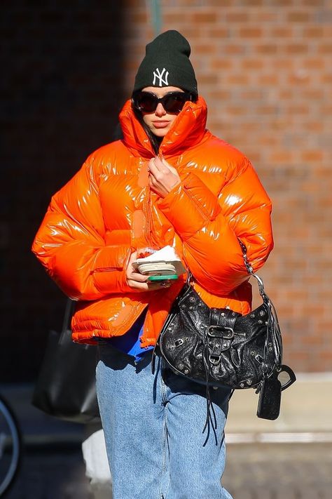 Orange Puffer Jacket Outfit, Orange Puffer Jacket, Zara Models, Puffer Jacket Outfit, Off Duty Outfits, Orange Coat, Orange Outfit, Orange Jacket, Puffy Coat