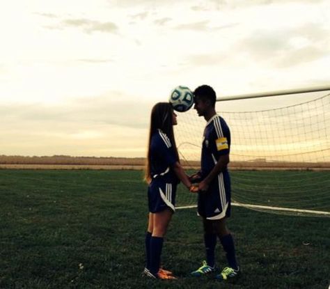 Soccer couple! love -  sport Soccer Relationships, Cute Soccer Pictures, Cute Soccer Couples, Soccer Couples, Soccer Photography, Sports Couples, Cute Couple Quotes, Soccer Goal, Goals Pictures