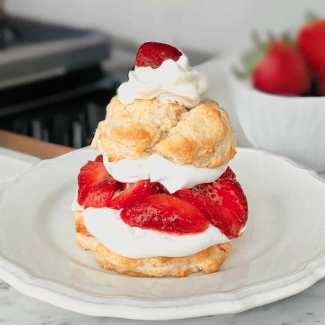 Strawberry Bisquick Shortcake Recipe Bisquick Strawberry Shortcake, Strawberry Shortcake Recipe Easy, Vanilla Sheet Cakes, Strawberry Shortcake Recipe, Easy Strawberry Shortcake, Strawberry Shortcakes, Strawberry Shortcake Recipes, Shortcake Recipe, Salty Cake