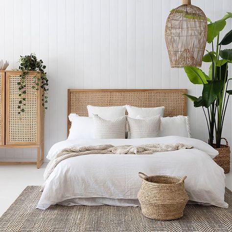 Rattan Bedroom, Scandi Bedroom, Beach Furniture, Natural Bedroom, Zen Bedroom, Casa Container, Coastal Bedroom, Calabria, Room Inspiration Bedroom