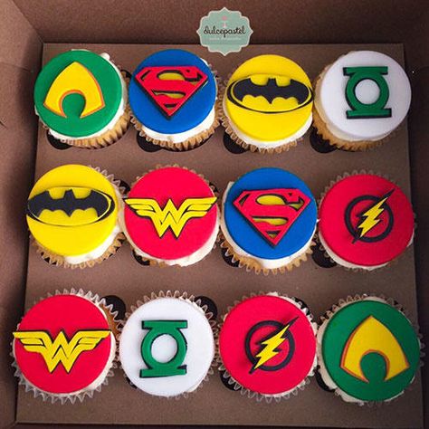 Cupcakes Superhéroes: La Liga de la Justicia by Giovanna Carrillo Justice League Cake, Flash Birthday Cake, Dc Cake, Superhero Cupcakes, Superman Birthday, Superhero Birthday Cake, Tissue Paper Flowers Diy, Batman Birthday Party, Cupcakes Decorados