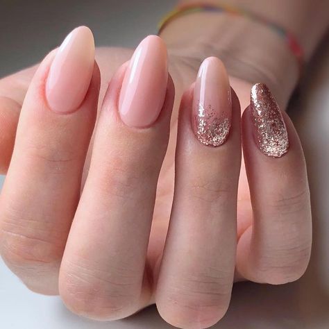 Dip Powder Nails 2023 Trends, Pedicures 2023, Rose Gold Manicure, Mail Colors, Rose Gold Nails Glitter, Gold Accent Nail, Gold Gel Nails, Rose Gold Nail, Rose Gold Nail Art