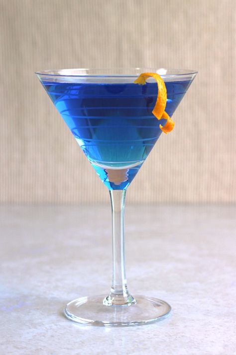 Blue Monday drink recipe with blue curacao, vodka and Cointreau. http://mixthatdrink.com/blue-monday/ Blue Alcoholic Drinks, Curacao Drink, Blue Curacao Drinks, Martini Recipes Vodka, Winter Sangria, Sangria Bar, Raspberry Cocktail, Blue Drink, Coctails Recipes