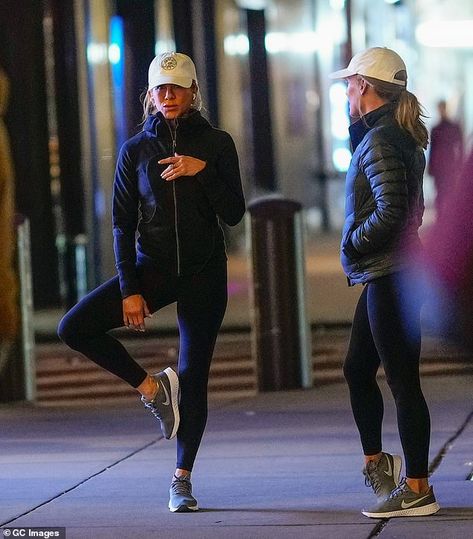 Jennifer Aniston keeps fit on the set of The Morning Show as she heads for a jog | Daily Mail Online Fall Running Outfit, Jogging Outfit Running, Jennifer Aniston Workout, Activewear Street Style, Cute Running Outfit, Workout Outfits Winter, Stylish Workout Clothes, The Morning Show, Jogging Outfit