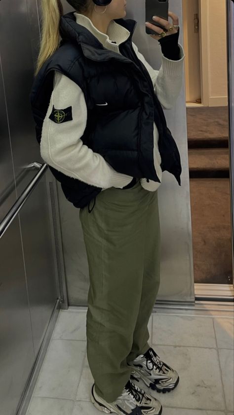 Stone Island Outfit Inspo 2022 Cargo New balance Street Wear Style Outfit Woman Men Nike Hooligan Clothing, Stone Island Outfit, Cropped Denim Jacket Outfit, Island Outfit, Street Fits, Model Lifestyle, Like Art, Street Style Outfits Men, Hoodie Outfit