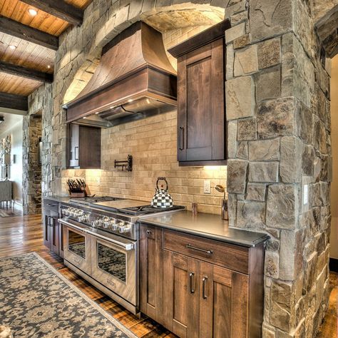 Luxury Rustic Kitchen, Mountain Kitchen, Copper Range, Homes Kitchen, Copper Range Hood, Kitchen Exhaust, Kitchen Designer, Paint Kitchen, Designer Kitchen