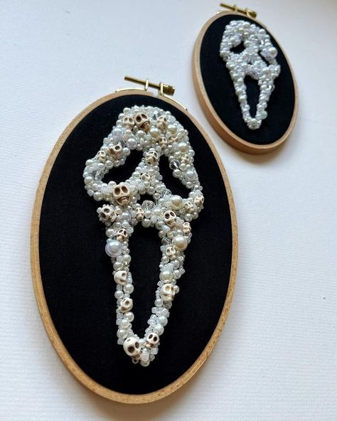 Art • Instagram Beth Evans, Seed Bead Art, Modern Hand Embroidery, Ghostface Scream, Diy Bead Embroidery, Halloween Beads, Goth Home Decor, Halloween Embroidery, Embroidery Stitches Tutorial