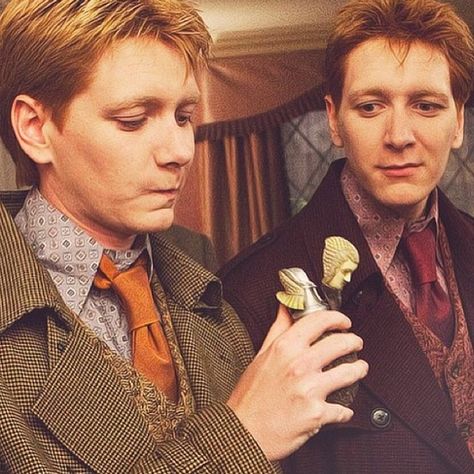 George and Fred drinking "goblin piss" (Deathly Hallows Part 1) Fred E George Weasley, Fred And George, Deathly Hallows Part 1, Weasley Family, Gryffindor Aesthetic, Harry Potter Wall, Movie Humor, Phelps Twins, Oliver Phelps