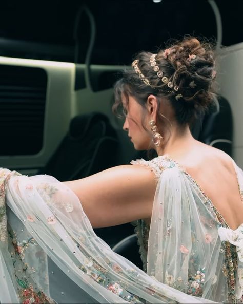 Alia Saree, Alia Bhatt Saree, Potter Quotes, Makeup Trial, Reception Look, Desi Aesthetic, Messy Bun Hairstyles, Bollywood Wedding, Indian Inspired