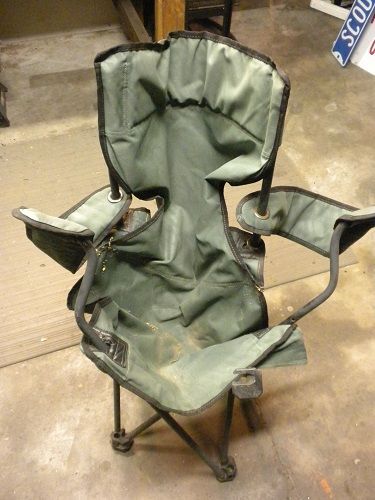 Picture of Reusing an Old Fold-up Chair Sunflower Backyard, Backyard Secret Garden, Outdoor Ideas Garden, Landscape Ideas Garden, Garden Design Front Yard, Camping Chair Cover, Modern Kitchen Backsplash Ideas, Wooden Baby High Chair, Chair Pockets