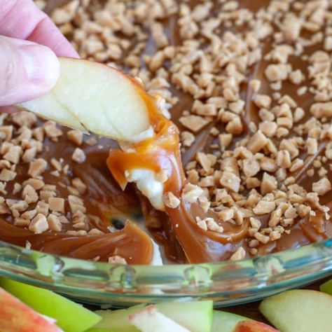 Caramel Dipping Board, Carmel Cream Cheese Heath Dip, Caramel Apple Heath Dip, Apple Carmel Dips, Candy Apple Dip, Cream Cheese Skor Apple Dip, Cheesecake Caramel Apple Dip, Skor Dip For Apples, Carmel Apple Cheesecake Dips