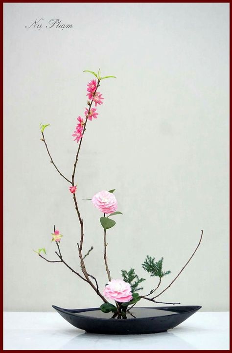 Ikebana Japanese, Art Floral Japonais, Japanese Flower Arrangement, Japanese Floral Design, Arreglos Ikebana, Ikebana Sogetsu, Contemporary Flower Arrangements, Sogetsu Ikebana, Ikebana Arrangements