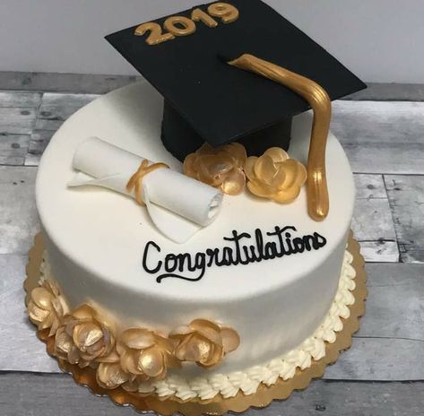 Graduation Cap Cake, Graduation Cake Designs, Tårta Design, Graduation Party Desserts, High School Graduation Party Decorations, Graduation Desserts, Graduation Party Cake, Graduation Party High, Graduation Party Diy