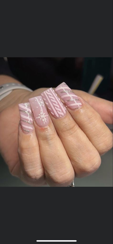 Short Pink Winter Nails, Pink Almond Christmas Nails, Pink And Gold Christmas Nails, Cute Pink Christmas Nails, Light Pink Christmas Nails, Pink Christmas Nails Short, Pink And White Christmas Nails, Pink Christmas Nails Acrylic, Ballerina Nails Short