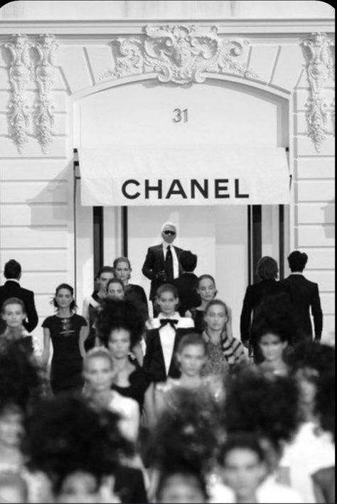 Paris Fashion Week Chanel, 2009 Fashion, Patchouli Perfume, Chanel Spring Summer, Chanel Black And White, Miroslava Duma, Chanel Couture, Architecture Quotes, Chanel Spring