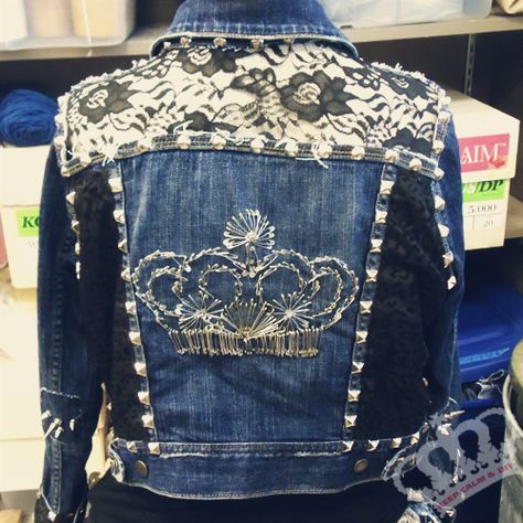 Keep Calm & Do It Yourself: DIY Balmain Denim Jacket // TUTORIAL Jacket Tutorial, Balmain Denim, Upcycled Denim Jacket, Diy Denim Jacket, Embellished Denim Jacket, Denim Ideas, Altered Couture, Mode Boho, Denim Crafts