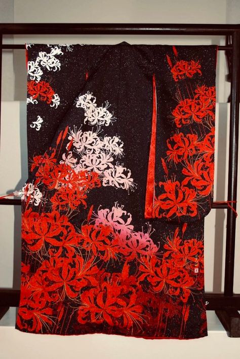 tanuki☼kimono Spider Lily Clothes, Spider Lily Pattern, Tanuki Kimono, Kimono Pattern Design, Furisode Kimono, Anting Manik, Embroidery Kimono, Japanese Traditional Clothing, Red Spider Lily