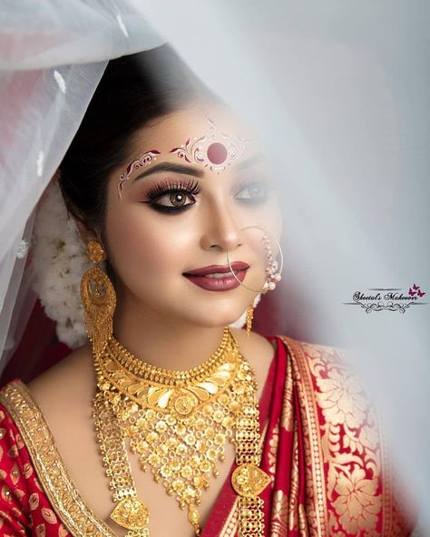 Kumkum Design, Indian Bride Makeup, Bengali Bridal Makeup, Indian Wedding Fashion, Indian Wedding Photography Couples, Bridal Eye Makeup, Bengali Bride, Bengali Wedding, Bridal Lehenga Red